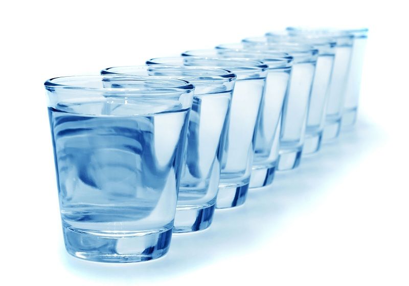 Для хорошего настроения требуется 8 стаканов воды в день 